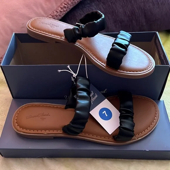 NWT Universal Thread strap sandals - Picture 1 of 4